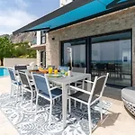 Seaview Nautique, A 3-bedroom With A 32 Sqm Heated Private Pool And A Whirlpool