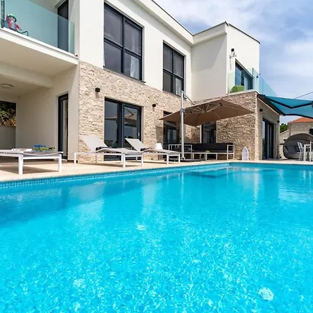 Seaview Nautique, A 3-bedroom With A 32 Sqm Heated Private Pool And A Whirlpool